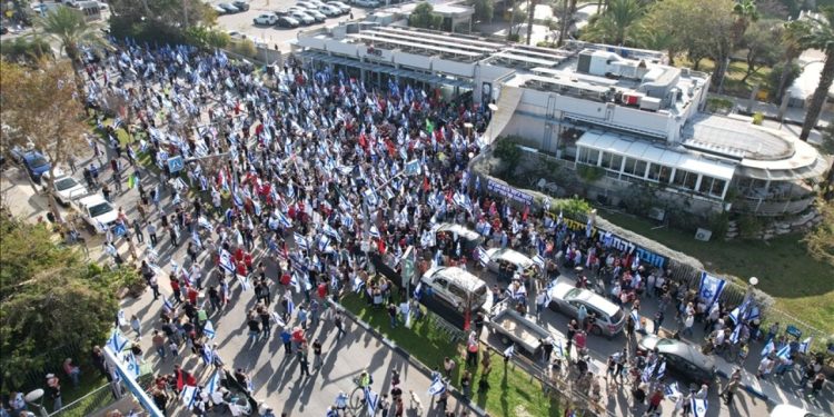 İsrail'de yargı 'reformuna' karşı sivil itaatsizlik eylemleri: Polis göz yaşartıcı gaz ve ses bombalarıyla müdahale etti