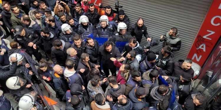 İstanbul'da Halkevleri protestosuna sekiz gözaltı