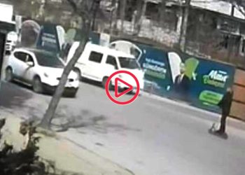 İstanbul'da skuter kazası: Otomobil çarpınca havada takla attı