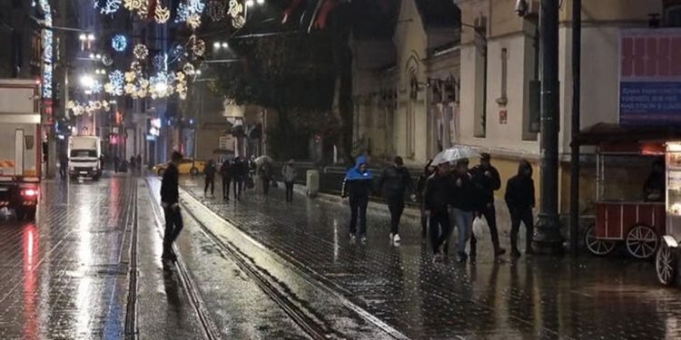 İstanbul'da yağmur: Meteoroloji’den fırtına uyarısı