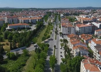 İstanbul’da deprem riski olan bölgelerde oturanların çevre illere taşınmaya başladığı öğrenildi. Kırklareli, Edirne ve Tekirdağ’da depremden sonra 53 binin üzerine konutta kiralama veya satış işlemi gerçekleştiği, bu bölgelerde fiyatların üç katına çıktığı belirtildi.
