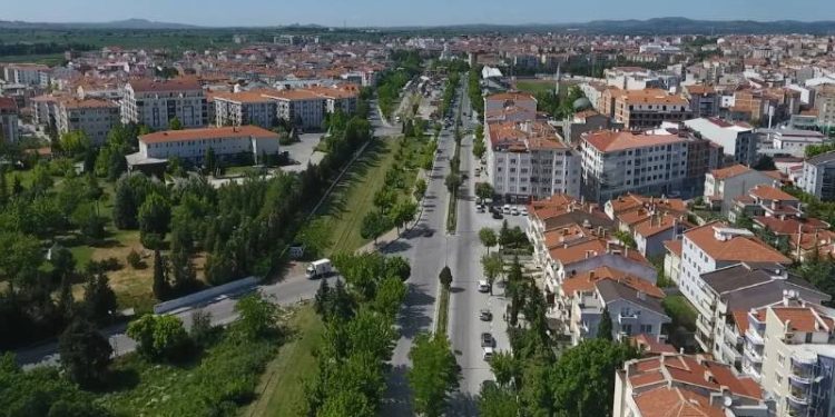 İstanbul’da deprem riski olan bölgelerde oturanların çevre illere taşınmaya başladığı öğrenildi. Kırklareli, Edirne ve Tekirdağ’da depremden sonra 53 binin üzerine konutta kiralama veya satış işlemi gerçekleştiği, bu bölgelerde fiyatların üç katına çıktığı belirtildi.