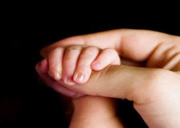 İtalya'da 'taşıyıcı annelik evrensel suç sayılsın' yasa tasarısı