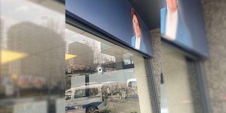 İyi Parti İstanbul İl Başkanlığı henüz kimliği belirlenemeyen kişi ya da kişiler tarafından kurşunlandı.