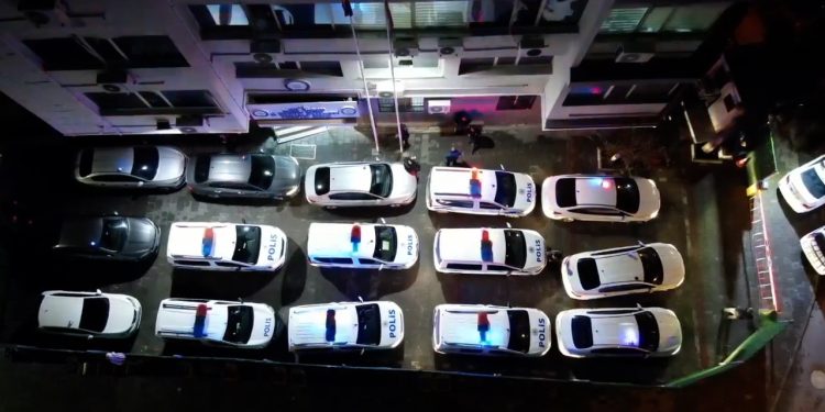 İzmir’de tutuklu ailelerine yardım ettikleri için gözaltına alınan 49 kişiden 30’u tutuklandı