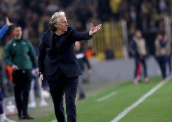 Avrupa'ya havlu atan Fenerbahçe'de Jorge Jesus, Süper Lig'de maçların play-off şeklinde oynanması gerektiğini söyledi.