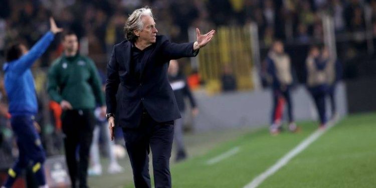 Avrupa'ya havlu atan Fenerbahçe'de Jorge Jesus, Süper Lig'de maçların play-off şeklinde oynanması gerektiğini söyledi.