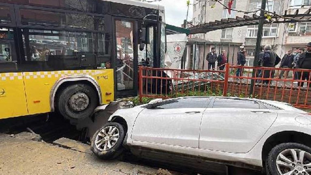 Kağıthane'de halk otobüsü durağa çarptı