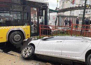 Kağıthane'de halk otobüsü durağa çarptı