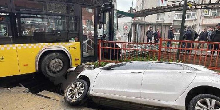 Kağıthane'de halk otobüsü durağa çarptı