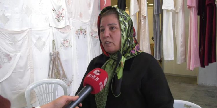 Kahramanmaraş'lı depremzede enkazdan kurtardığı ürünlerini satmaya çalışıyor