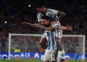 Kariyerinin 800. golünü atan Messi tarihe geçti!