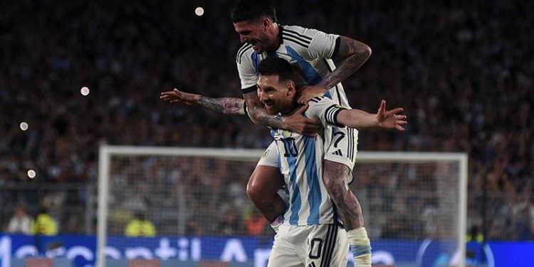 Kariyerinin 800. golünü atan Messi tarihe geçti!