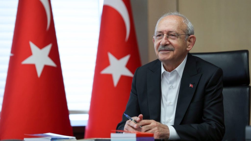 Kemal Kılıçdaroğlu'nun konuşmasını kullanılmış bir kağıdın arka yüzüne yazması gündemde