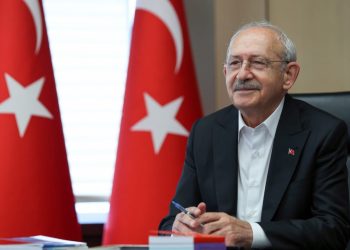 Kemal Kılıçdaroğlu'nun konuşmasını kullanılmış bir kağıdın arka yüzüne yazması gündemde