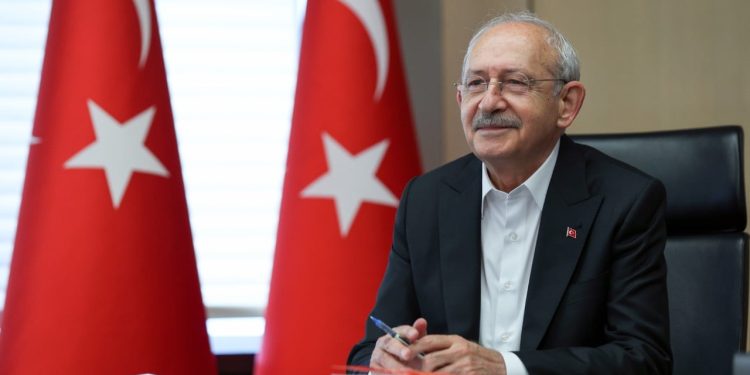 Kemal Kılıçdaroğlu'nun konuşmasını kullanılmış bir kağıdın arka yüzüne yazması gündemde