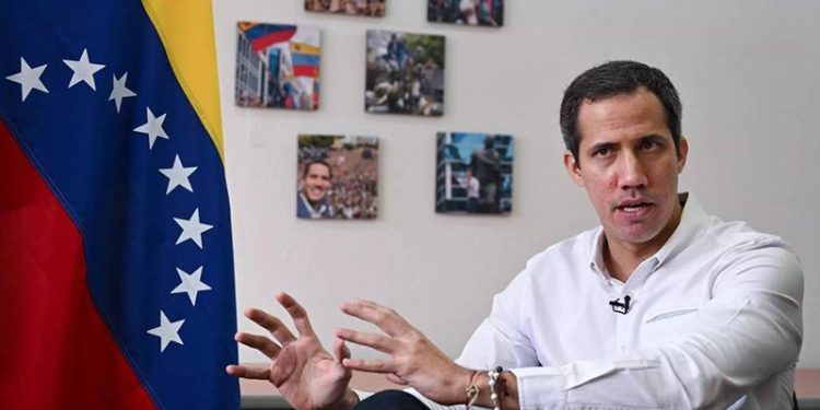 Kendini Venezuela'nın lideri ilan eden Juan Guaido, Maduro'ya karşı adaylığını açıkladı