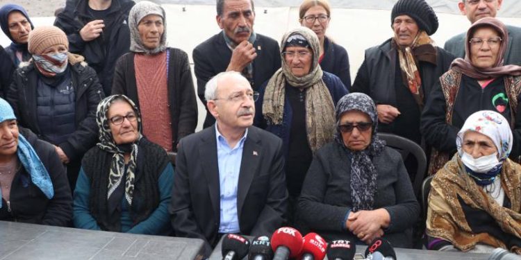 Millet İttifakı'nın cumhurbaşkanı adayı CHP Genel Başkanı Kemal Kılıçdaroğlu, deprem felaketinde mümkün olduğunca kısır siyasetin dışına çıkmaya çalıştıklarını belirterek, “Deprem bölgesinde halen çadır ve konteyner sorunu varsa bizimle tartışacaklarına süratle onları çözsünler. Kısır tartışma bize hiçbir zaman yarar getirmedi” dedi.