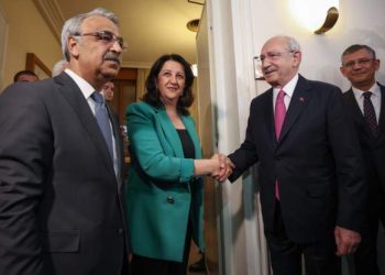 CHP Genel Başkanı ve Millet İttifakı'nın Cumhurbaşkanı Adayı Kemal Kılıçdaroğlu, HDP Eş Başkanları Pervin Buldan ve Mithat Sancar'ı Meclis'teki grup salonlarında ziyaret etti.