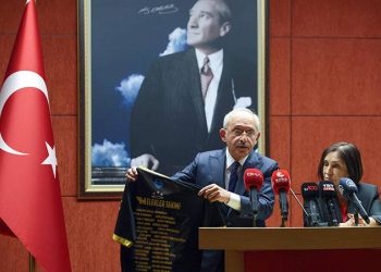 Millet İttifakı'nın cumhurbaşkanı adayı ve CHP Genel Başkanı Kemal Kılıçdaroğlu, eşi Selvi Kılıçdaroğlu ile birlikte depremde İsias Otel'de hayatını kaybeden voleybol takımı oyuncularının ailelerini ziyaret ettikten sonra açıklama yaptı.