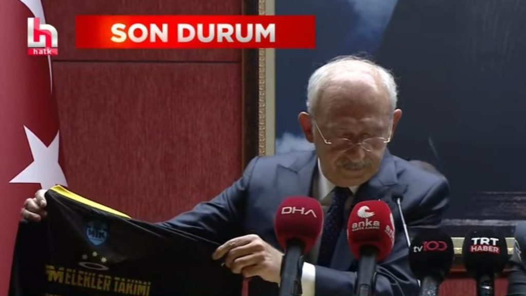 Kılıçdaroğlu KKTC'den döndü: 'Ailelerin hediye ettiği formayı baş ucumda tutacağım'