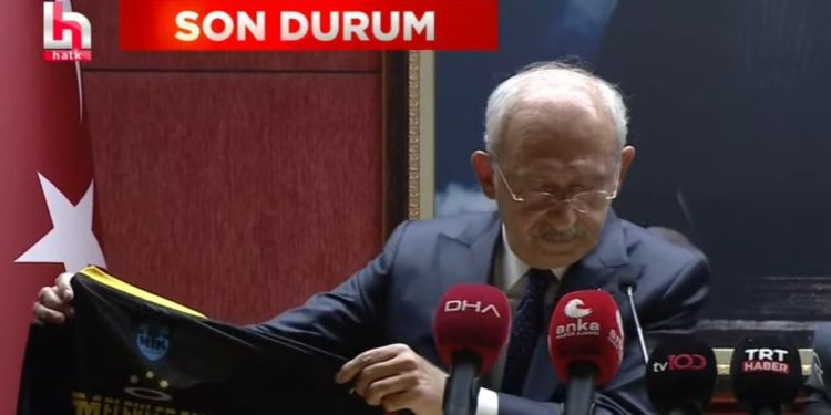 Kılıçdaroğlu KKTC'den döndü: 'Ailelerin hediye ettiği formayı baş ucumda tutacağım'