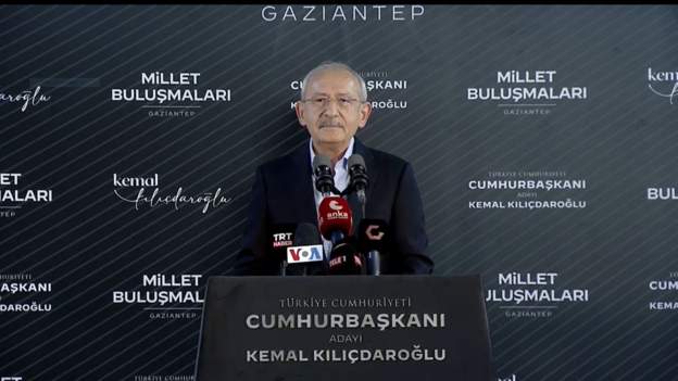 Millet İttifakı'nın Cumhurbaşkanı adayı ve CHP Genel Başkanı Kemal Kılıçdaroğlu Millet Buluşması kapsamında bugün Gaziantep'te yaptığı konuşmada, "Parlamentoya gelen vekiller için "siyasi ahlak kanunu" çıkaracağız" dedi. Kılıççdaroğlu milletvekillerinin "ihale peşinde koşmaması, milletini düşünmesi" için bu adımı atacaklarını belirtti.