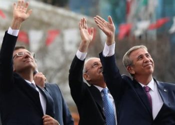 CHP’li büyükşehir belediye başkanlarının, genel başkan Kemal Kılıçdaroğlu ile görüşmesi sona erdi. Anadolu Ajansına göre Kılıçdaroğlu toplantı sonrası Ekrem İmamoğlu ve Mansur Yavaş’la özel görüştü.