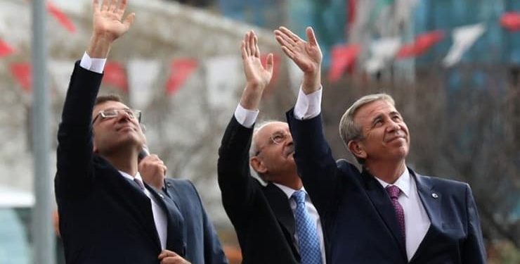 CHP’li büyükşehir belediye başkanlarının, genel başkan Kemal Kılıçdaroğlu ile görüşmesi sona erdi. Anadolu Ajansına göre Kılıçdaroğlu toplantı sonrası Ekrem İmamoğlu ve Mansur Yavaş’la özel görüştü.