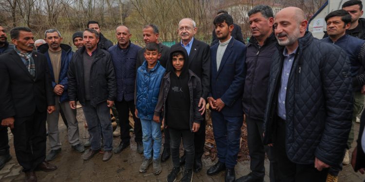 Kılıçdaroğlu deprem bölgesinde: 'Erdoğan gelseydi bu kadar yüz yüze konuşamazdık'