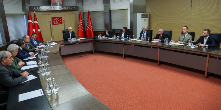 Kılıçdaroğlu, sendika ve TMMOB’a bağlı oda temsilcileriyle bir araya geldi