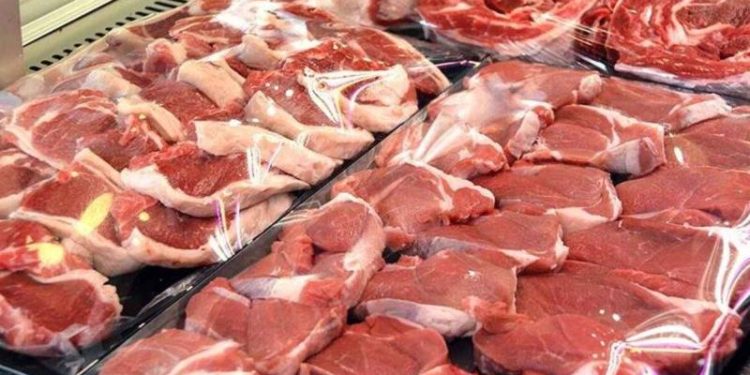 Ankara Kasaplar Odası Başkanı Fazlı Yalçındağ, kırmızı et fiyatlarında son iki ayda meydana gelen yaklaşık yüzde 100'lük artışın kasapları ve müşterileri olumsuz etkilediğini belirterek, "Et fiyatlarını kasapların artırdığı düşünülüyor. Fiyatların artması konusunda kasapların bir etkisi yok hatta fiyatlar yükselince satışlarımız düşüyor ve bizim de zararımıza oluyor aslında" dedi. Depremi bahane eden bazı fırsatçıların olduğunu da kaydeden Yalçındağ, "Bu durum, sektörümüz ve ülkemiz adına utanç vericidir" diye konuştu.