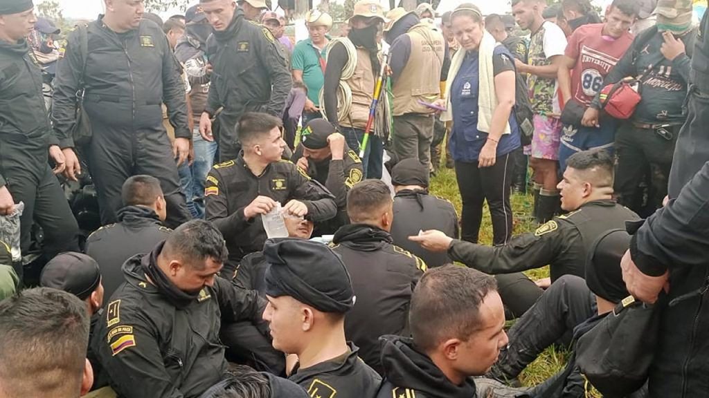 Kolombiya'da petrol şirketine protesto: İki kişi öldü, 79 polis rehin alındı