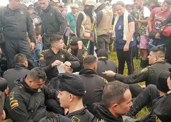 Kolombiya'da petrol şirketine protesto: İki kişi öldü, 79 polis rehin alındı