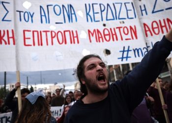 Komşuyu  sarsan tren kazası: Yunanistan'daki genel greve binlerce kişi katıldı