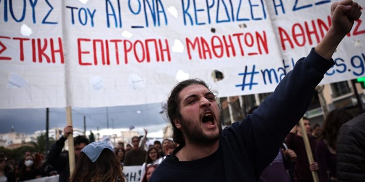 Komşuyu sarsan tren kazası: Yunanistan'daki genel greve binlerce kişi katıldı