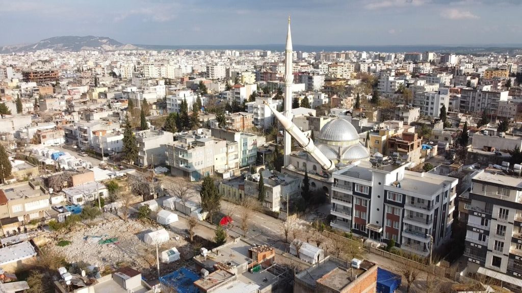 Kontrollü yıkımda yüzde 10’luk sapma oldu: Minare evin üzerine devrildi