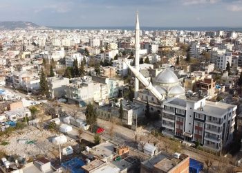 Kontrollü yıkımda yüzde 10’luk sapma oldu: Minare evin üzerine devrildi