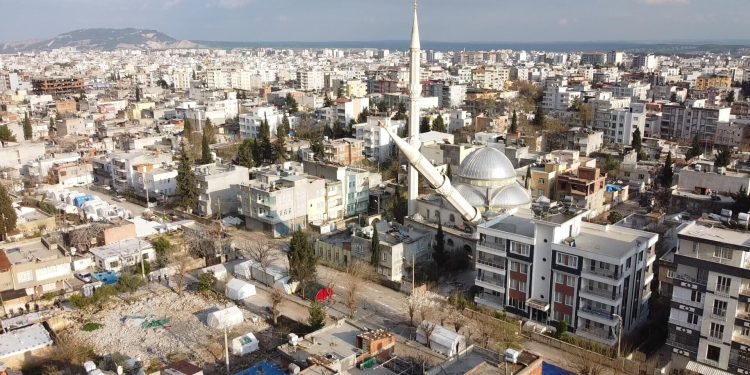 Kontrollü yıkımda yüzde 10’luk sapma oldu: Minare evin üzerine devrildi