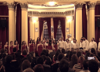 Koro İstanbul şarkılarını depremlerde ailesini kaybeden çocuklar için söyledi