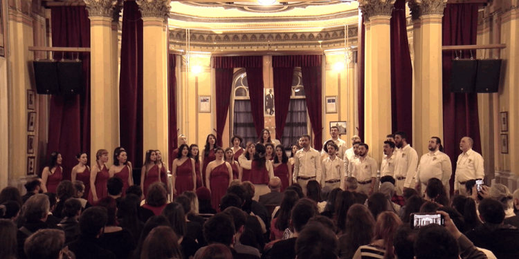 Koro İstanbul şarkılarını depremlerde ailesini kaybeden çocuklar için söyledi