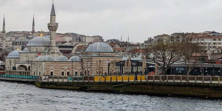 Kültür Bakanlığı'ndan Üsküdar sahildeki kaçak yapılara onay!