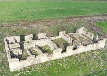 Kuraklık nedeniyle su çekildi, 83 yıllık tren istasyonu ortaya çıktı