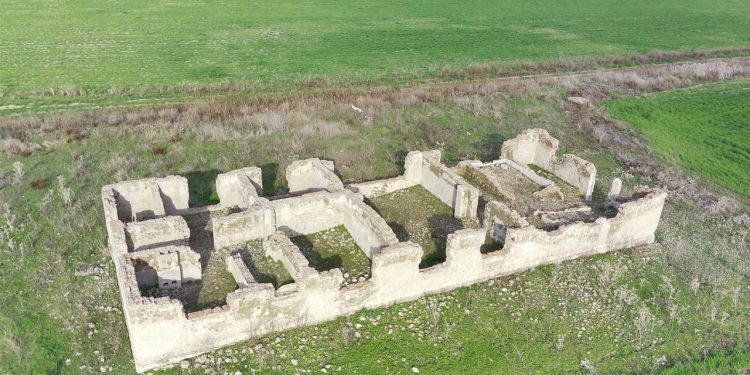 Kuraklık nedeniyle su çekildi, 83 yıllık tren istasyonu ortaya çıktı