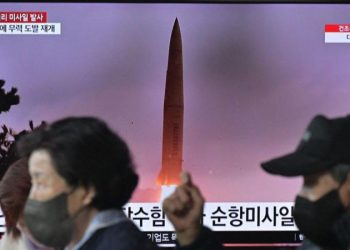 Kuzey Kore, Japonya ile Güney Kore arasında 12 yılın ardından bugün ilk kez gerçekleşecek görüşmelere saatler kala, kıtalararası balistik füze fırlattı.