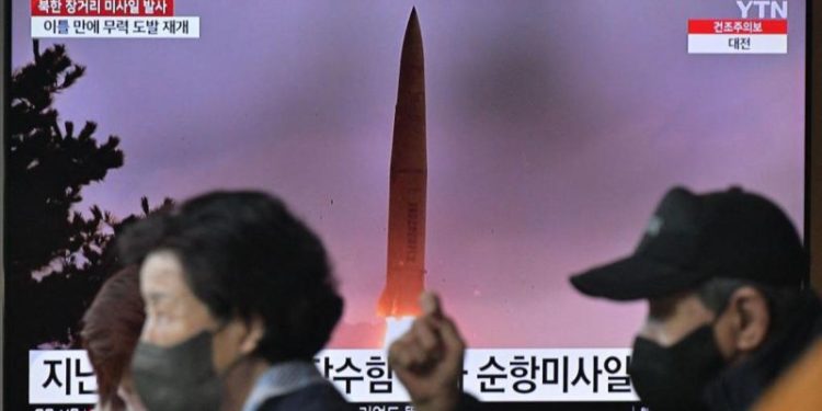 Kuzey Kore, Japonya ile Güney Kore arasında 12 yılın ardından bugün ilk kez gerçekleşecek görüşmelere saatler kala, kıtalararası balistik füze fırlattı.