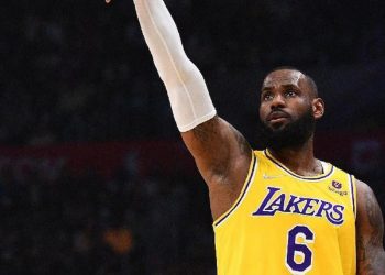 LeBron James en az 3 hafta daha yok