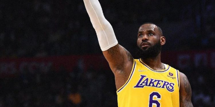 LeBron James en az 3 hafta daha yok