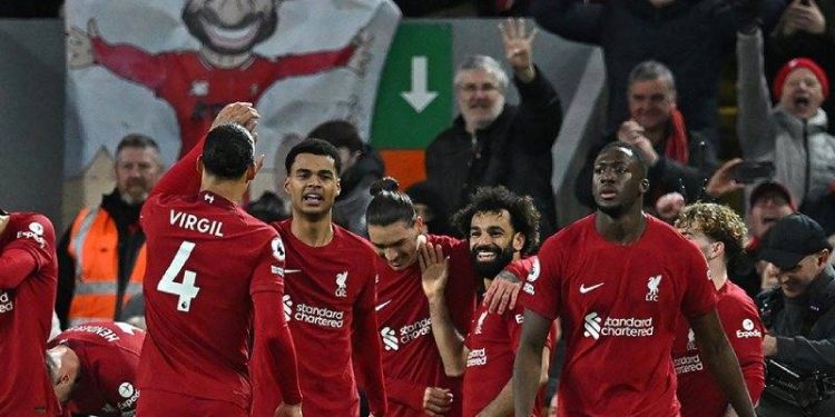 İngiltere Premier Lig'de Liverpool, konuk ettiği Manchester United'ı 7-0 yenerek tarihi bir skora imza attı.