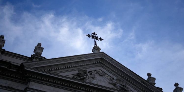 Lizbon'da cinsel istismar suçlamalarında adı geçen dört rahip görevden uzaklaştırıldı